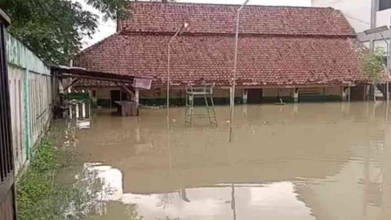 Kondisi SDN 01, 03, 04 Bojongsari, Kecamatan Kedungwaringin, Kabupaten Bekasi, Jawa Barat terendam banjir, Kamis (2/3/2023). (FOTO ANTARA/Pradita Kurniawan Syah).