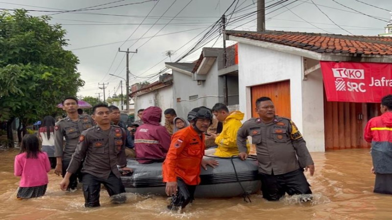 Petugas melakukan evakuasi warga terdampak banjir di Kabupaten Karawang, Jawa Barat. (ANTARA/HO-Humas Polda Jawa Barat)