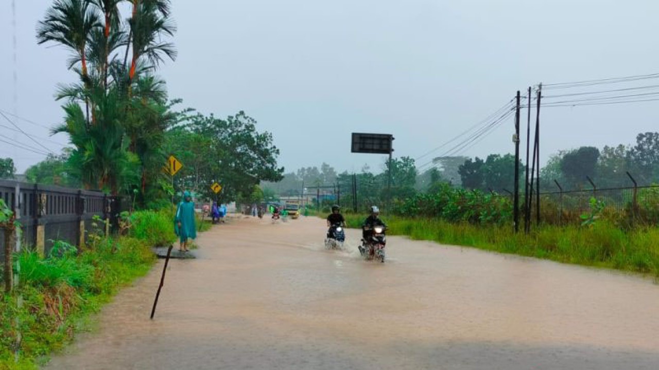 Banjir di Jalan Adi Sucipto, dekat Bandara Raja Haji Fisabilillah, Kota Tanjungpinang, Kepulauan Riau. ANTARA/Nikolas Panama