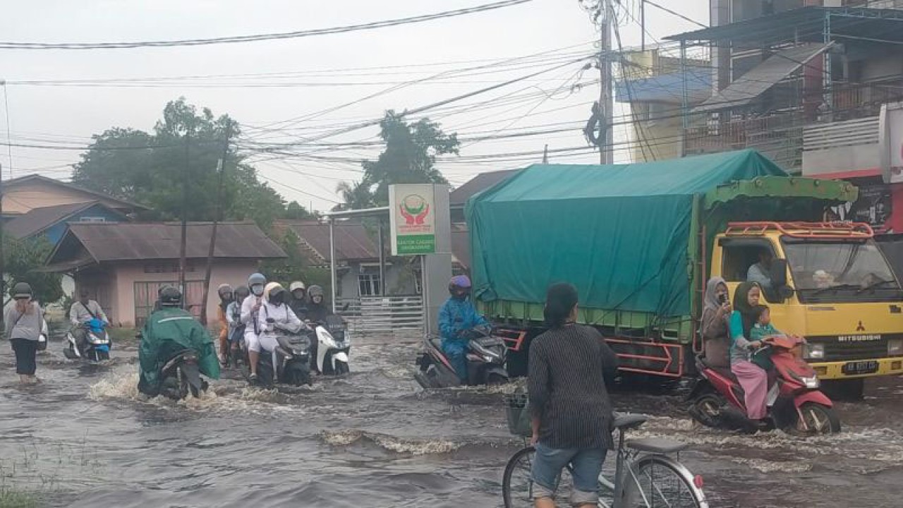 Kondisi jalan di Kecamatan Singkawang Tengah yang terendam banjir (Rudi)
