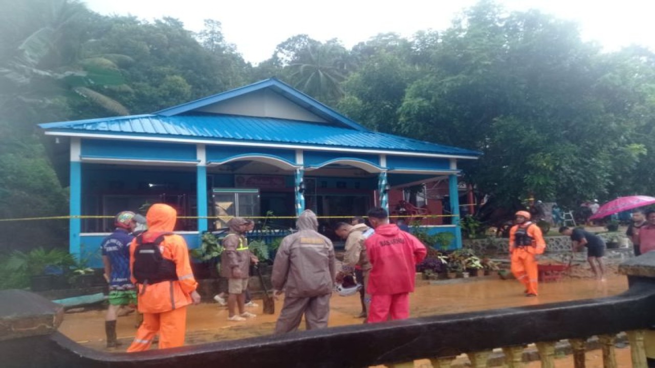 Petugas Basarnas saat siaga banjir di Pulau Serasan, Natuna, Kepri, Minggu (5/3). (ANTARA/HO-Basarnas Natuna)