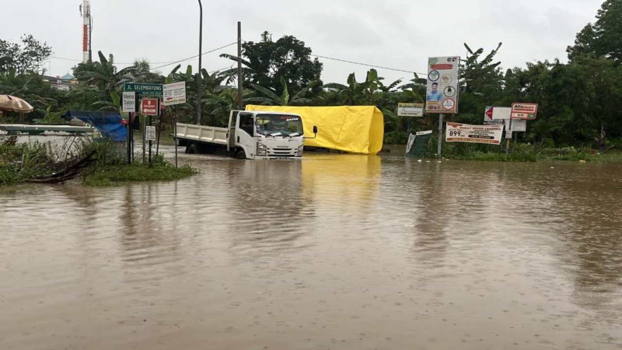 Salah satu ruas jalan di Kota Batam, Kepri yang tergenang banjir akibat hujan deras (ANTARA/Jessica)