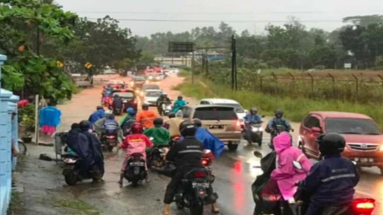 Banjir yang terjadi di Jalan Adi Sucipto Kota Tanjungpinang, Kepulauan Riau pada Jumat pekan lalu menyebabkan kemacetan lalu lintas kendaraan. ANTARA/HO-BPBD Kepri