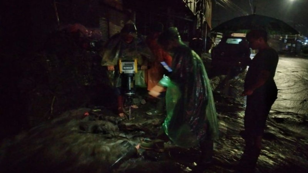 Sejumlah petugas membersihkan sampah untuk mengatasi banjir yang disebabkan adanya penyumbatan di drainase, Kabupaten Garut, Jawa Barat,  Rabu (8/3/2023) malam. (ANTARA/HO-BPBD Garut)