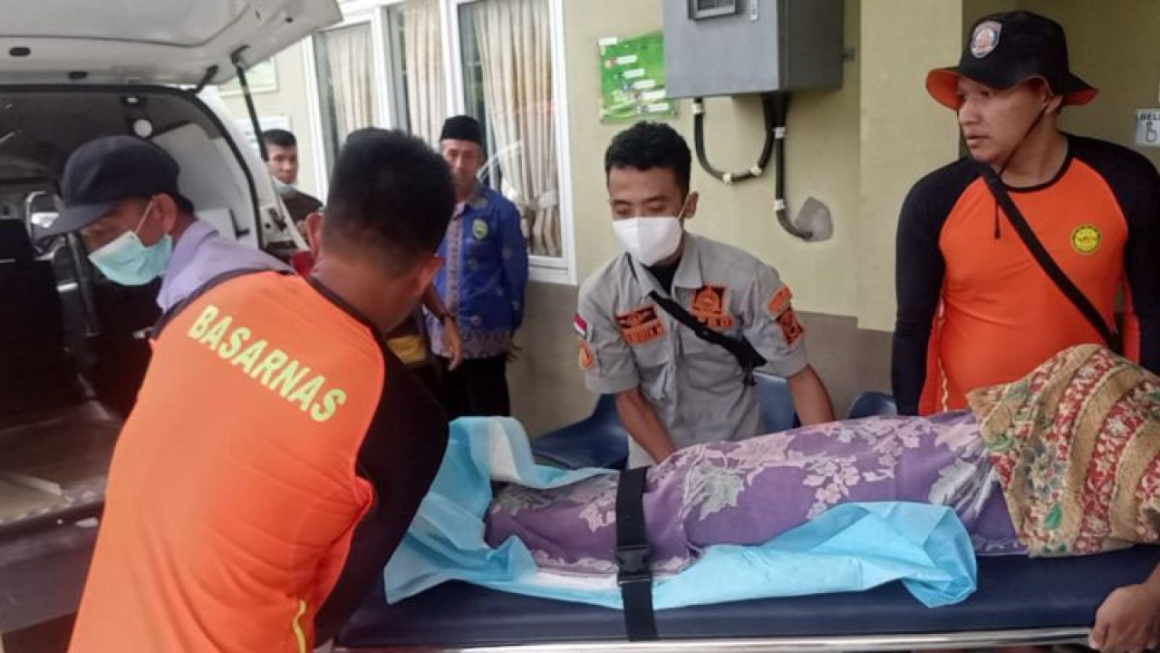 Tim SAR mengevakuasi jasad GD (11) korban tenggelam terbawa arus banjir bandang di aliran Sungai Lematang, Lahat, Sumatera Selatan, Kamis (9/3/2023) (ANTARA/HO-Basarnas Palembang)