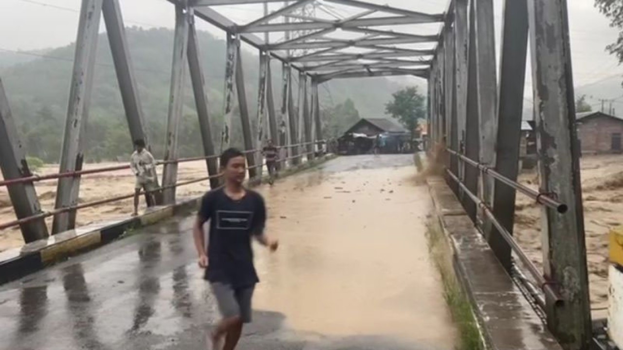 Tangkapan layar video banjir bandang aliran Sungai Lematang, di Kabupaten Lahat, Sumatera Selatan, Kamis (9/3/2023) (ANTARA/HO-BPBD Lahat)