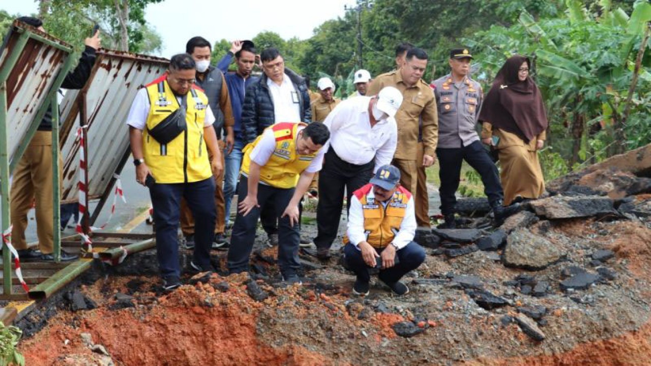 Jalan penghubung Kabupaten Bintan dengan Kota Tanjungpinang di kawasan Wacopek ambruk dihantam banjir pada Jumat pekan lalu. FOTO ANTARA/HO-Diskominfo Bintan
