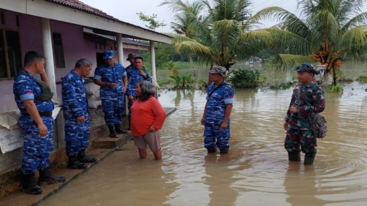 Sejumlah prajurit dari Pangkalan TNI Angkatan Udara (Lanud) Pangeran M. Bun Yamin, Lampung, membantu evakuasi warga korban banjir luapan air Sungai Way Kali Miring di Kampung Astra Ksetra, Menggala, Kabupaten Tulang Bawang, Lampung, Kamis (9/3/2023). ANTARA/HO-Dispenau