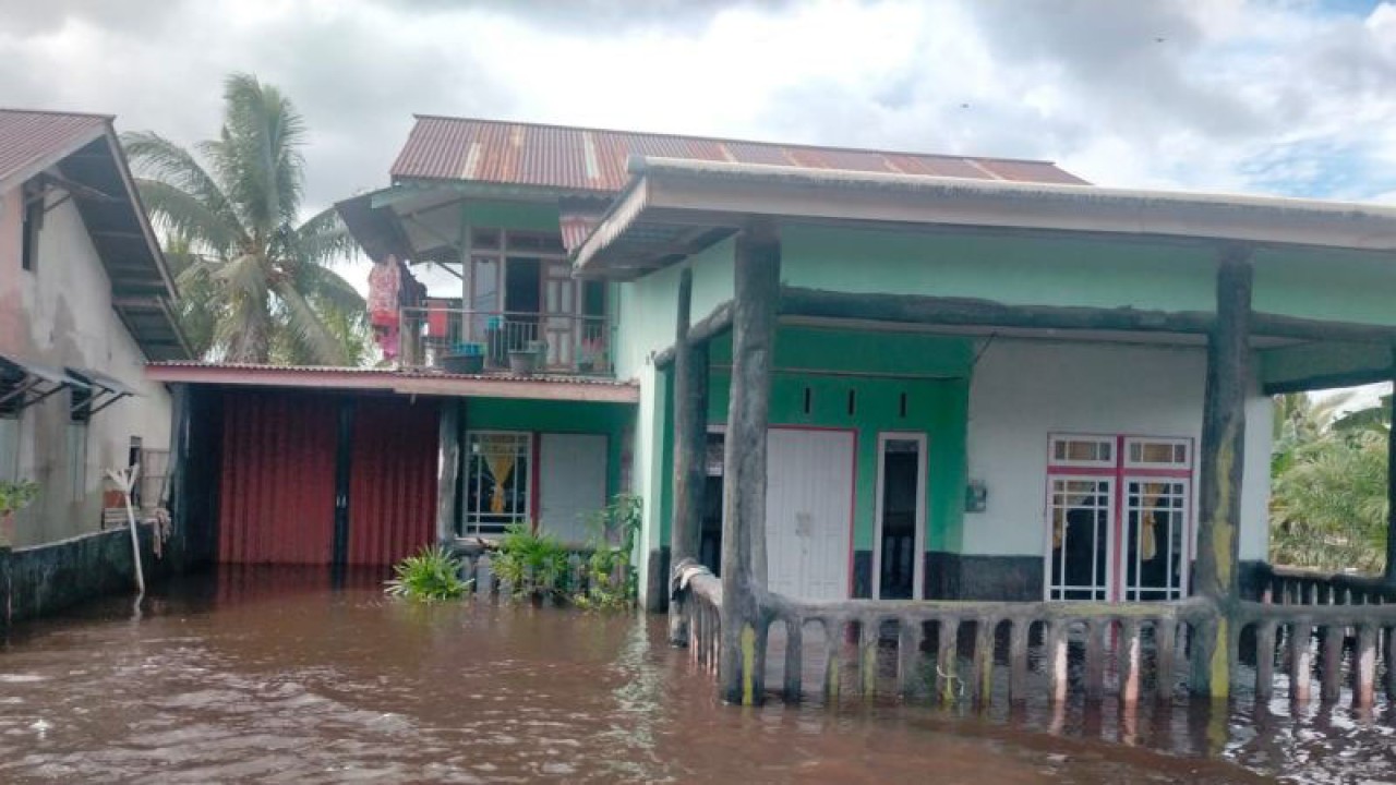 Salah satu rumah warga yang terendam banjir di Kelurahan Semelagi Kecil, Kecamatan Singkawang Utara (rudi)