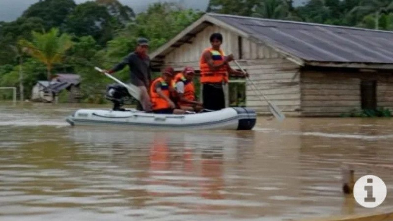 Sebagian rumah di wilayah Kabupaten Paser terendam banjir. (ANTARA/R. Wartono)