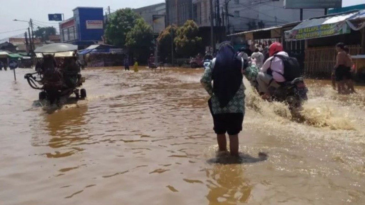 Ilustrasi. Banjir terjadi di Jalan Raya Dayeuhkolot, Kabupaten Bandung, Jawa Barat, Selasa (19/4/2022). (FOTO ANTARA/Bagus Ahmad Rizaldi)
