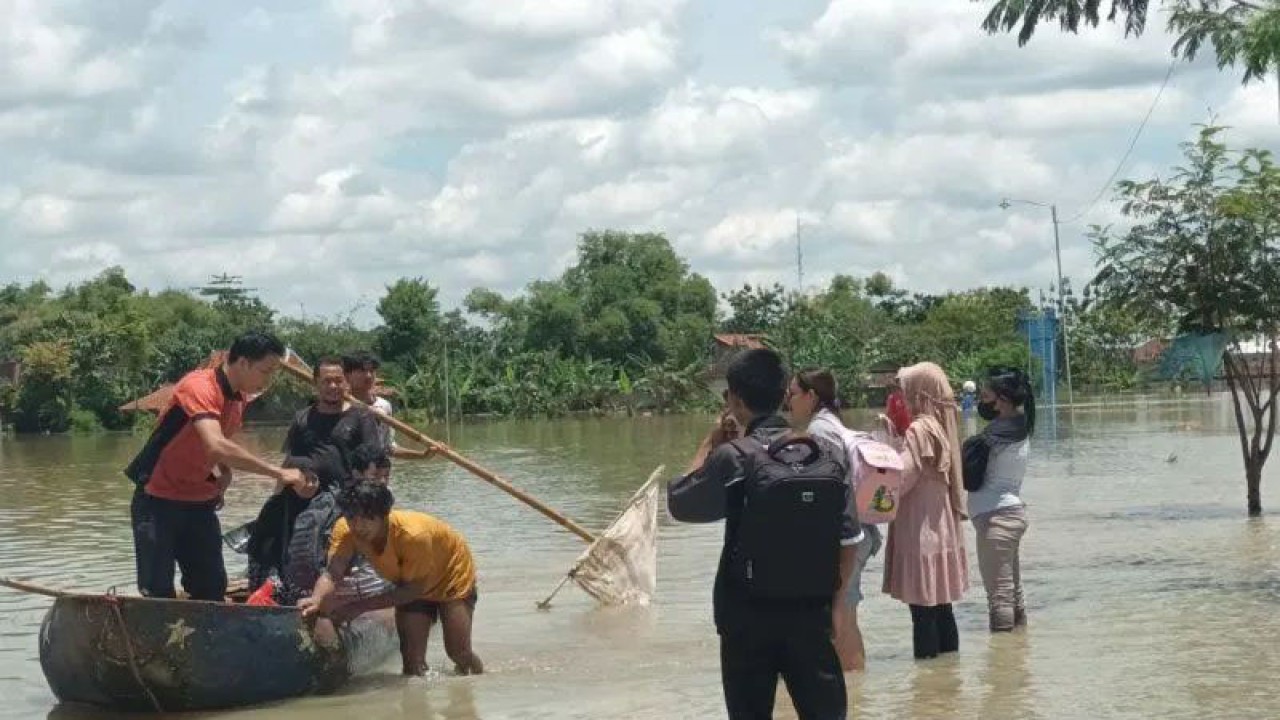 Arsip foto - Aktivitas warga di Kabupaten Sragwn menggunakan karet akibat banjir di Sragen, Jumat (3/3/2023). ANTARA/Aris Wasita