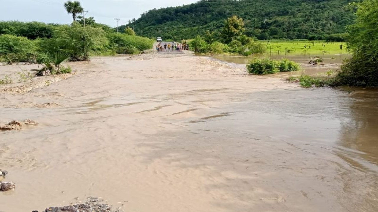 Hujan lebat membuat air Sungai Bokong meluap dan membanjiri permukiman warga di Kelurahan Takari, Kecamatan Takari, Kabupaten Kupang, Provinsi Nusa Tenggara Timur, Jumat (3/3/2023). (ANTARA/HO-BPBD Kabupaten Kupang)