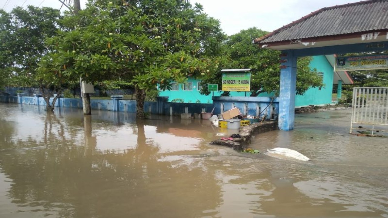SDN 15 Bangka Tengah terendam banjir akibat curah hujan tinggi sepanjang Minggu (12/3) malam, Senin (13/3) (ANTARA/Ahmadi)