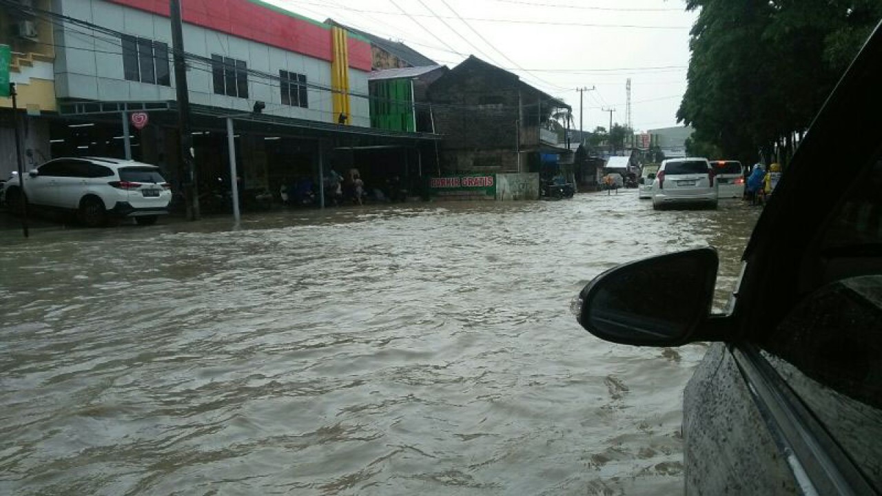Banjir di Jalan DI Panjaitan Samarinda pada Sabtu (25/2), akibat hujan lebat di kawasan tersebut. (ANTARA / M Ghofar)