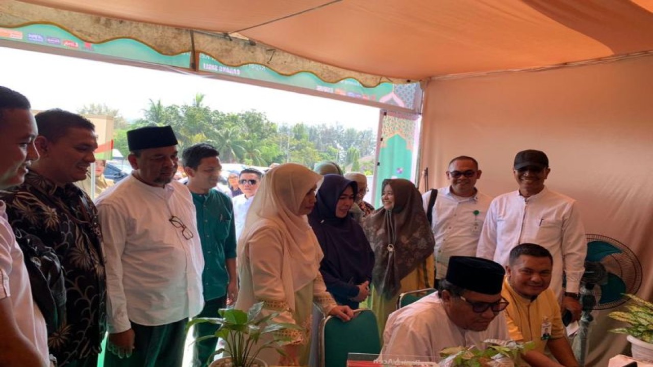 Bupati Pidie, Wahyudi Adisiswanto didampingj Pemimpin Bank Aceh Cabang Sigli, Tarmizi mengunjugi gerai Bank Aceh untuk memperoleh sejumlah informasi transaksi layanan keuangan pada kegiatan Pasar Kontrol di Sigli. ANTARA/HO-Dokumentasi pribadi