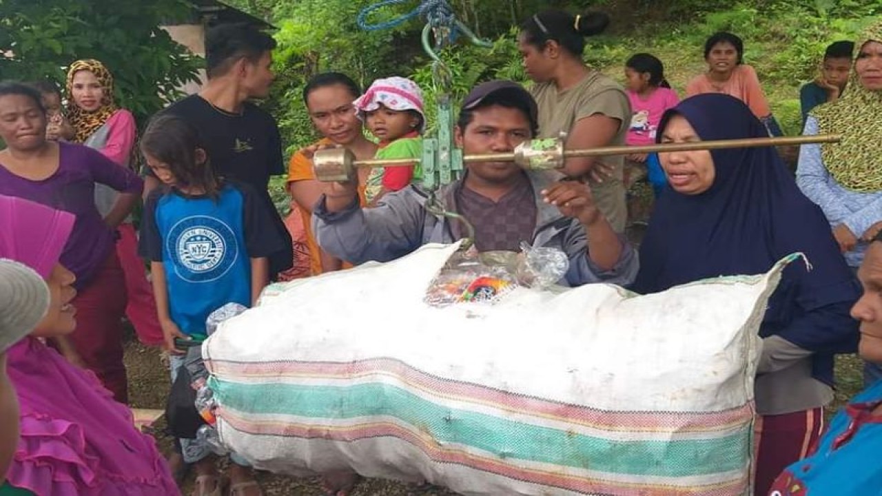 Aktivitas penimbangan sampah di Bank Sampah Bumi Lestari Maluku di Negeri Laha, Kecamatan Teluk Ambon. ANTARA/Penina F. Mayaut