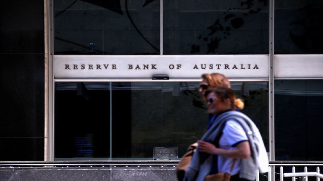 Foto Dokumen: Pejalan kaki melewati pintu masuk utama ke kantor pusat Reserve Bank of Australia (RBA) di pusat Sydney, Australia, 3 Oktober 2016. ANTARA/REUTERS/David Gray