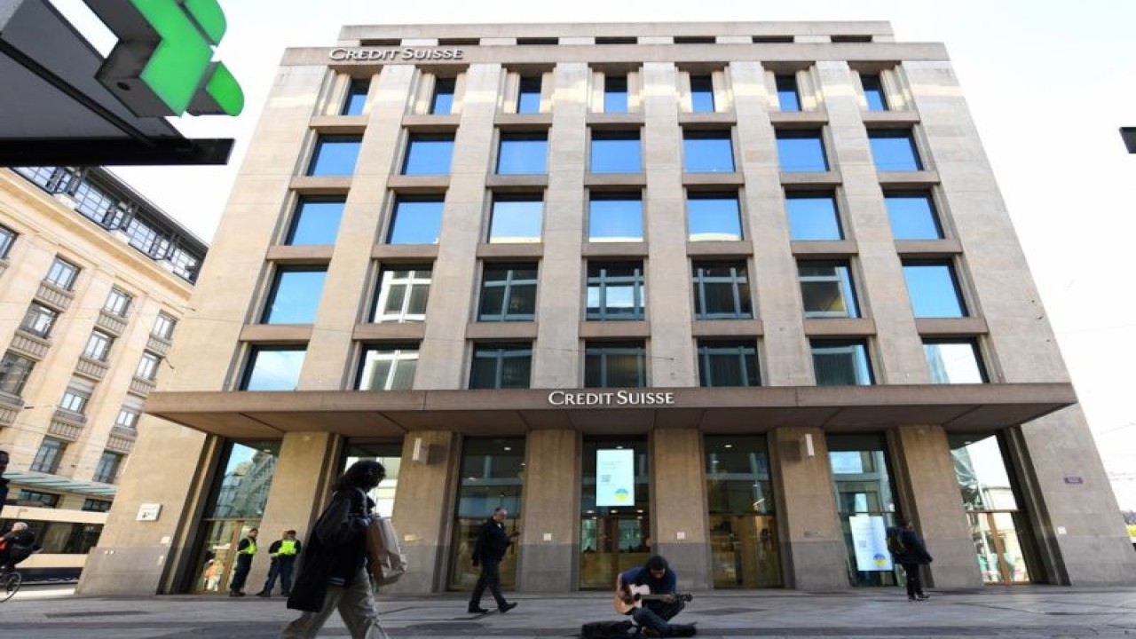 Foto Dokumen: Sebuah gedung Credit Suisse, bank terbesar kedua di Swiss, digambarkan di Jenewa, Swiss, 3 Oktober 2022. ANTARA/Xinhua/Lian Yi
