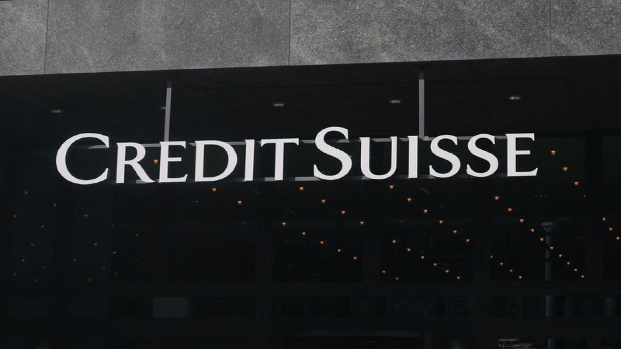 Arsip Foto - Logo bank Swiss Credit Suisse tampak di depan gedung perkantoran di Zurich, Swiss 16 Maret 2023. ANTARA/REUTERS/Denis Balibouse.