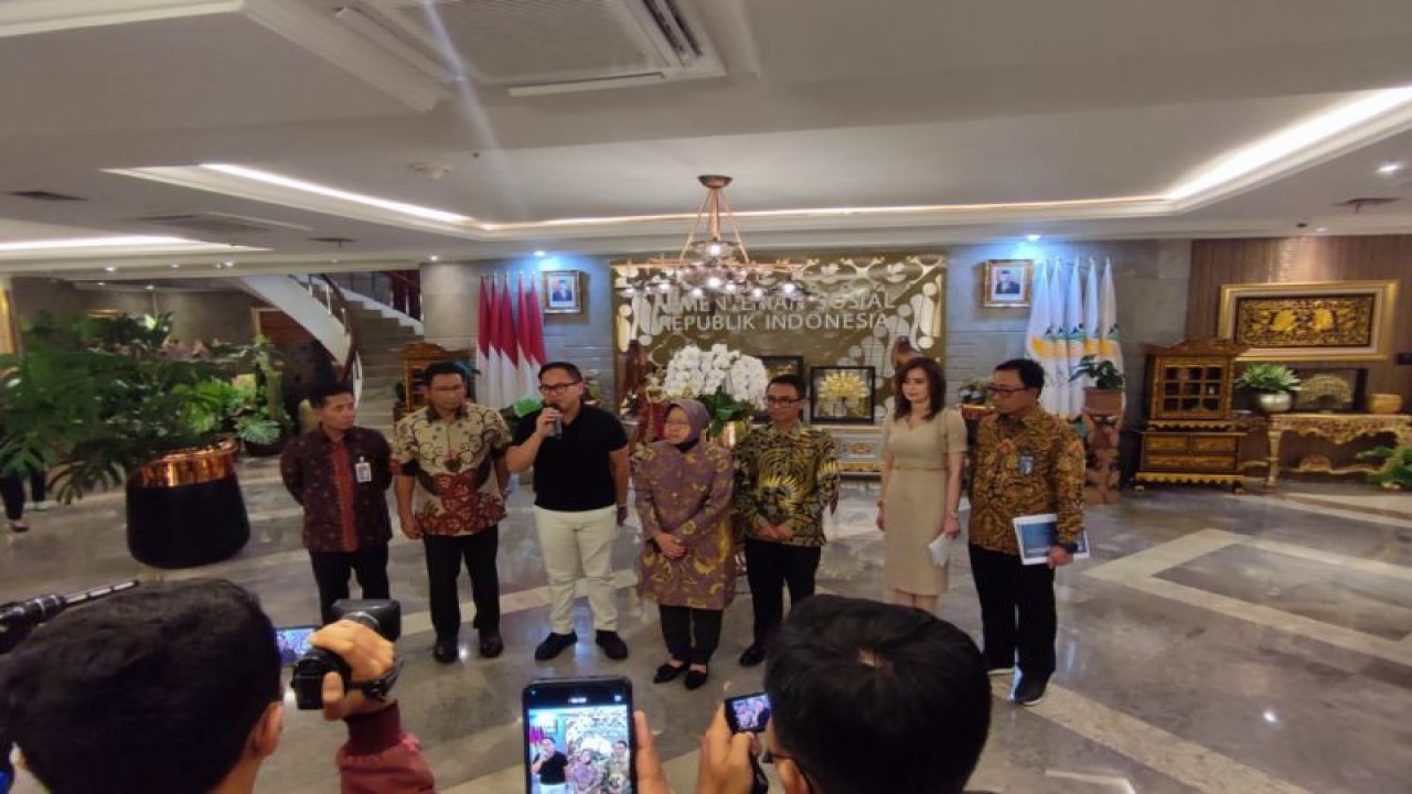 Konferensi pers pengefektifan penyaluran bantuan sosial melalui PT Pos Indonesia di Kantor Kementerian Sosial, Jakarta, Kamis (2/3/2023). (ANTARA/HO-Kemensos)