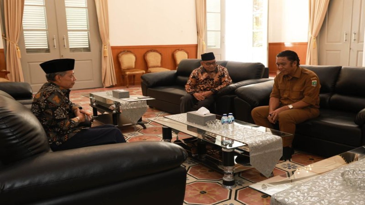 Penjabat Gubernur Banten Al Muktabar menerima audiensi Baznas Provinsi Banten di Rumah Dinas (Rumdin) Gubernur Banten, di Pendopo Lama Kota Serang, Selasa. (ANTARA/Mulyana)