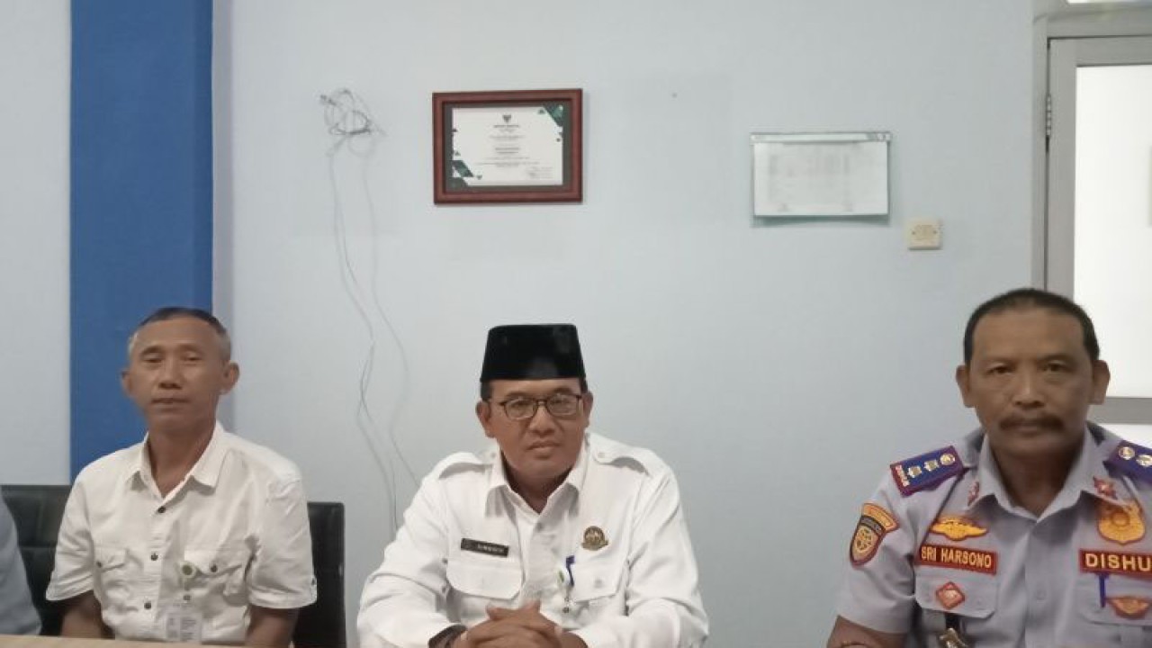 Kepala Dinas Perhubungan Kabupaten Bantul Daerah Istimewa Yogyakarta, Singgih Riyadi (tengah) (ANTARA/Hery Sidik)
