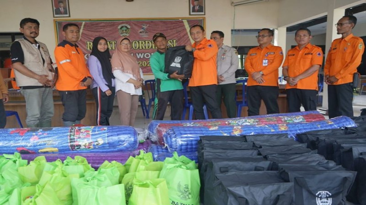 Mewakili Gubernur Jatim, Kalaksa BPBD Gatot Soebroto menyerahkan bantuan 100 paket sembako kepada warga terdampak bencana angin puting beliung yang diserahkan secara simbolis di Kantor Kecamatan Wonoasri, Kabupaten Madiun. ANTARA/HO-BPBD Jatim