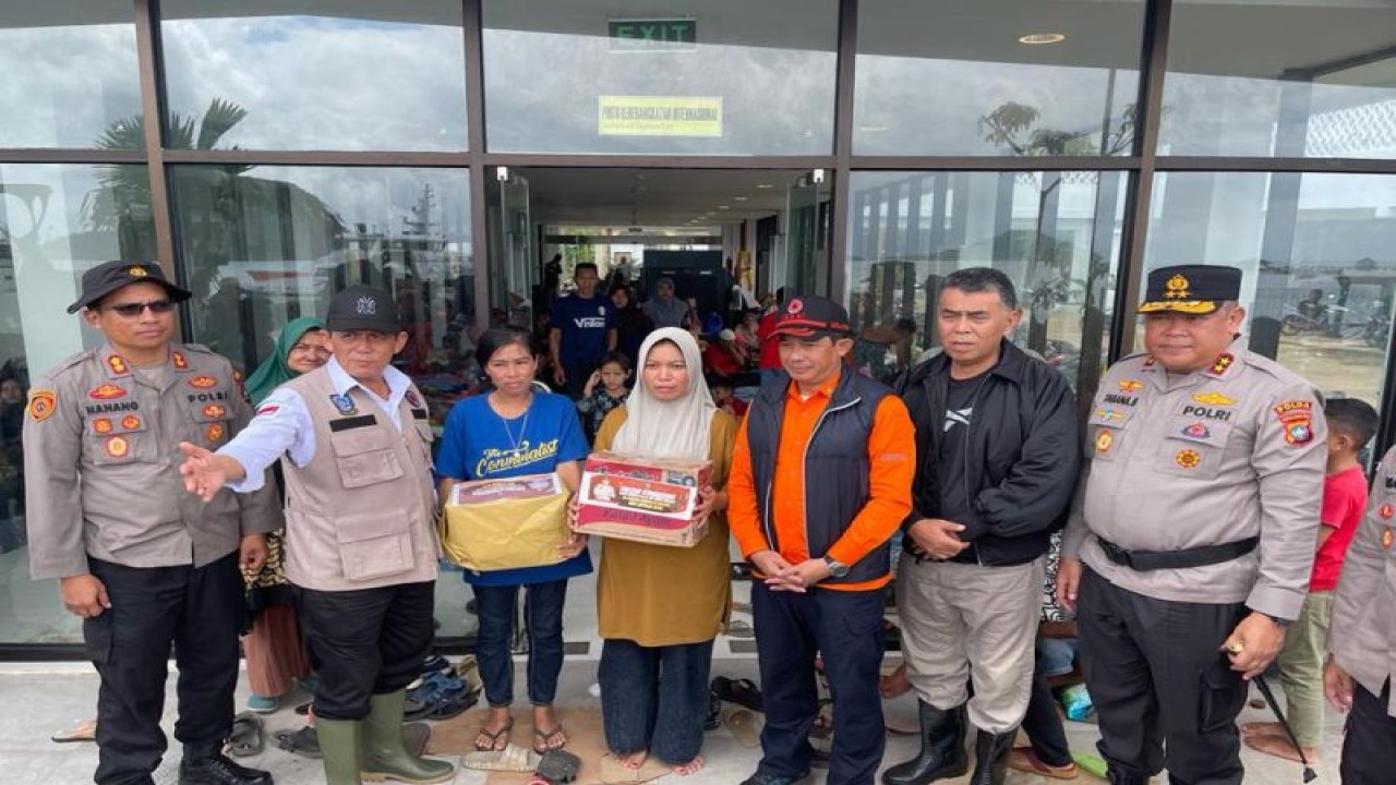 Gubernur Kepri Ansar Ahmad menyalurkan bantuan dana hibah Rp1 miliar kepada Bupati Natuna Wan Siswandi untuk penanganan bencana tanah longsor di Pulau Serasan, Rabu (8/3/2023). (FOTO ANTARA/HO-Humas Pemprov Kepri)