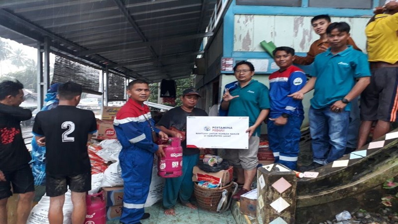 Pertamina Patra Niaga Regional Sumbagsel menyalurkan bantuan tabung "bright gas" ukuran 5,5 kilogram dan sembako kepada warga terdampak bencana banjir di Kabupaten Lahat, Sumatra Selatan. Bantuan yang diberikan berupa tabung bright gas 5,5 kilogram dan kebutuhan pokok. ANTARA/HO/Pertamina Sumbagsel)