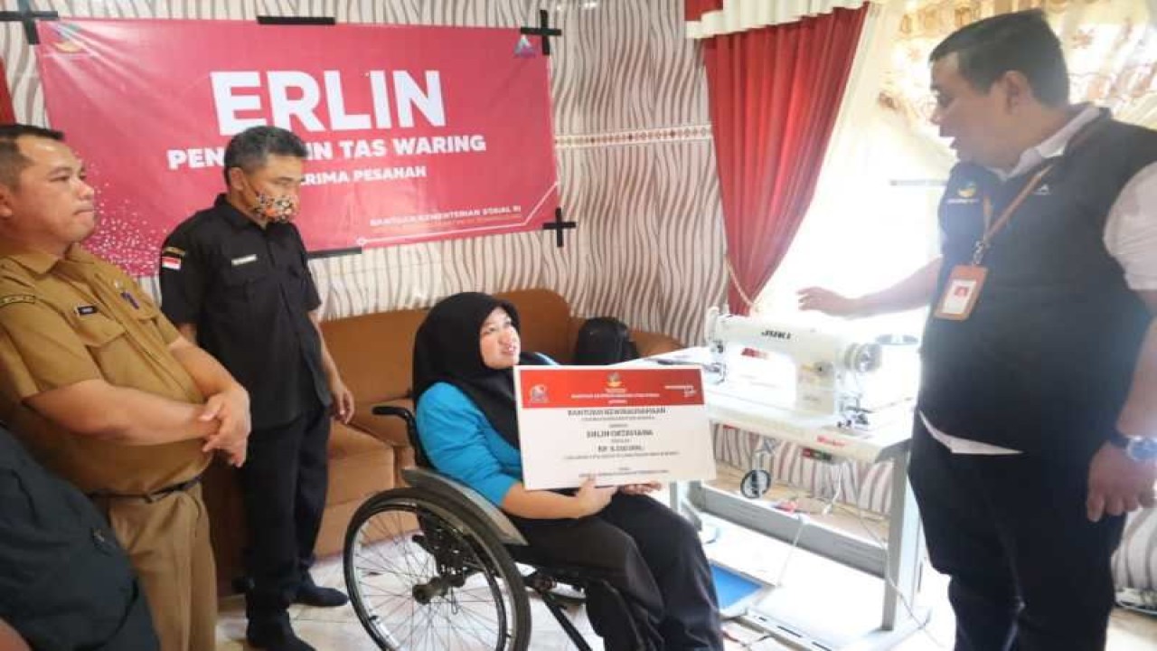 Kemensos memberikan bantuan kepada penyandang disabilitas di Kabupaten Tegal. (ANTARA/HO - Sentra Terpadu Kartini Temanggung)
