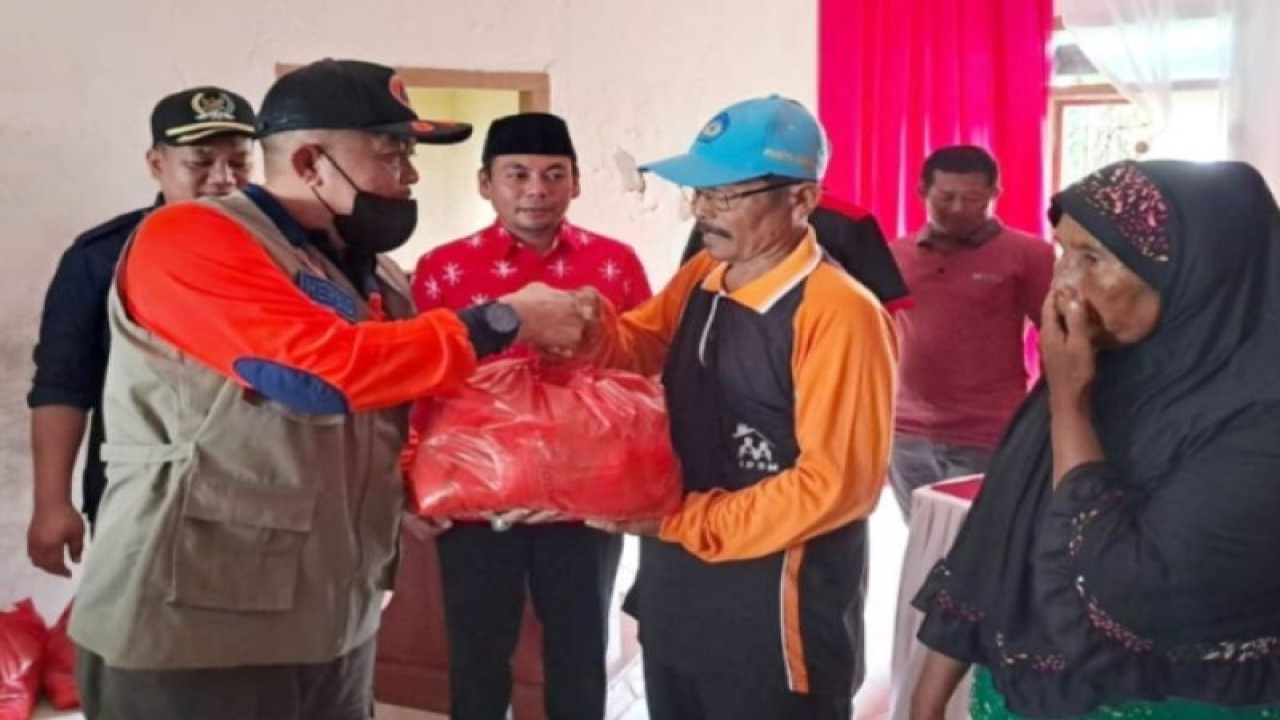 Penyaluran bantuan yang di serahkan kepada masyarakat di ketapang (ANTARA/HO)