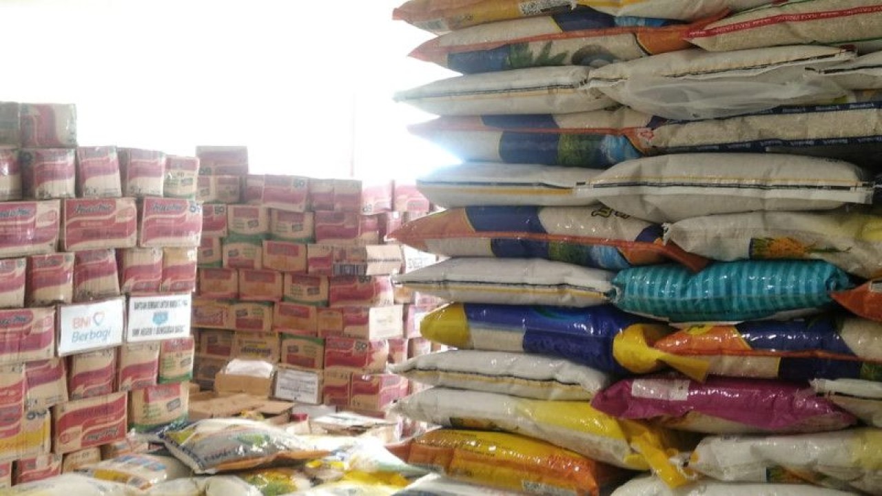 Stok logistik di gudang posko terpadu pengungsi korban tanah longsor di Pulau Serasan, Natuna, Kepri, Kamis (16/3/2023). ANTARA/HO-BPBD Natuna