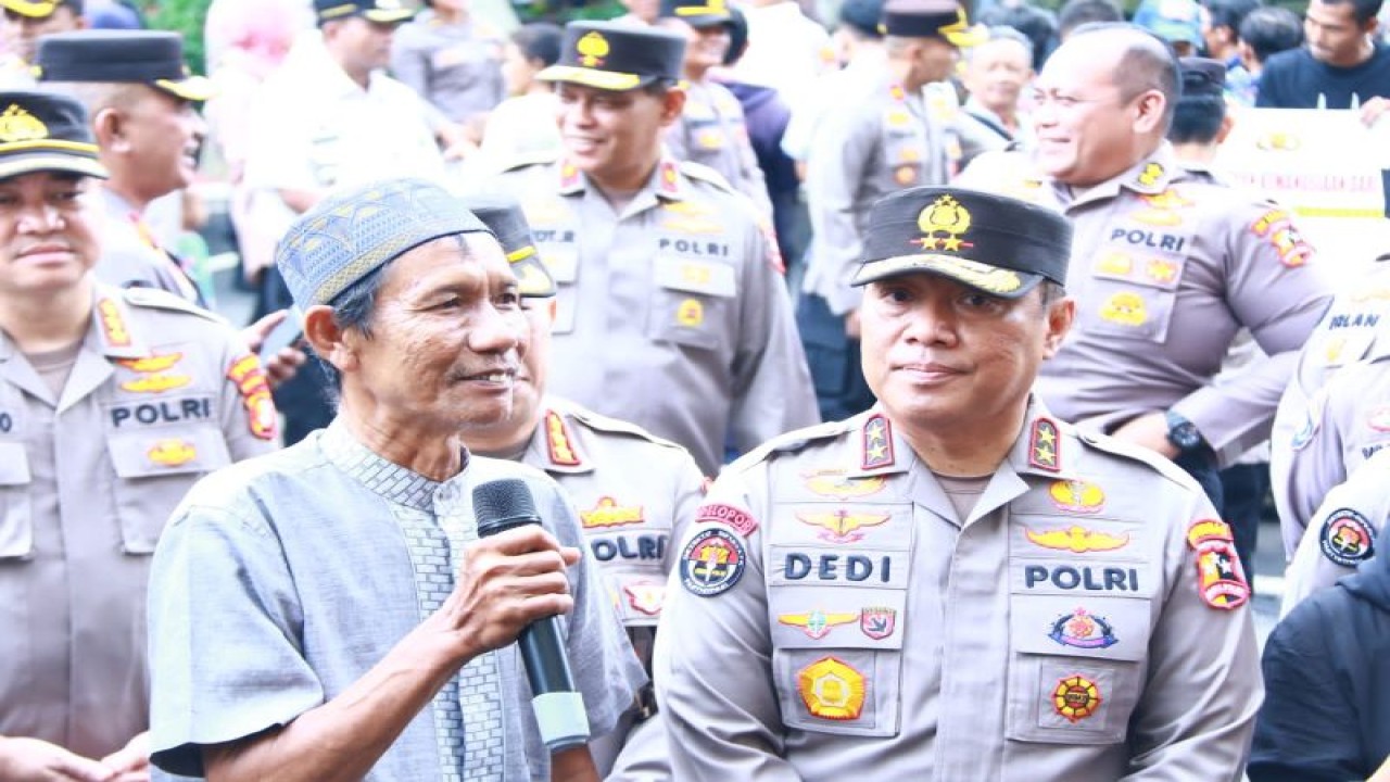 Kepala Divisi Humas Polri Irjen Pol. Dedi Prasetyo didampingi warga penerima bantuan sosial Kapolri memberikan keterangan kepada wartawan di Mako Polres Metro Jakarta Selatan, Rabu (29/3/2023). ANTARA/HO-Divisi Humas Polri