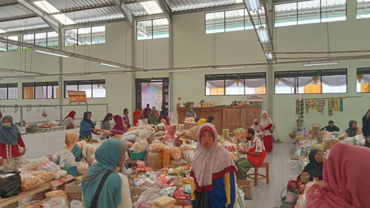 Pedagang kebutuhan bahan pokok di salah satu pasar tradisional wilayah Kabupaten Bantul, Daerah Istimewa Yogyakarta. (ANTARA/Hery Sidik)