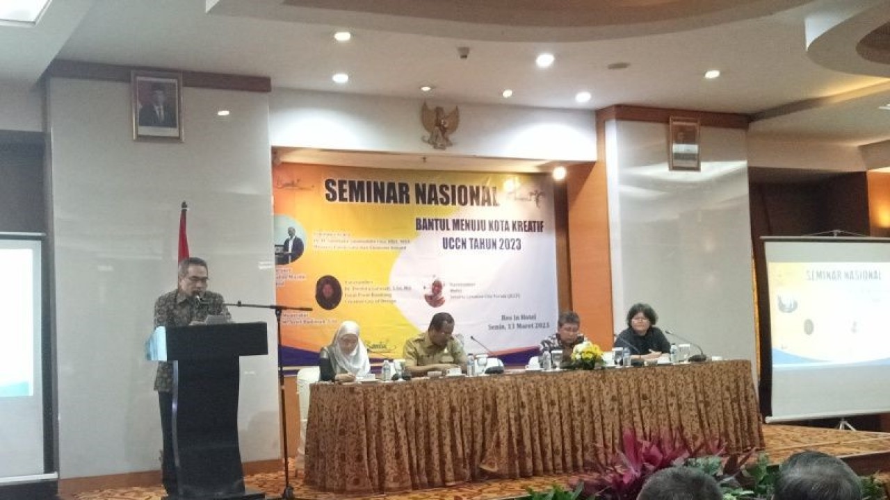 Bupati Bantul Abdul Halim Muslih saat membuka Seminar Nasional bertajuk Bantul Menuju Kota Kreatif Dunia atau UNESCO Creative City Network (UCCN) di Kabupaten Bantul, DIY, Senin (13/3/2023) (ANTARA/Hery Sidik)