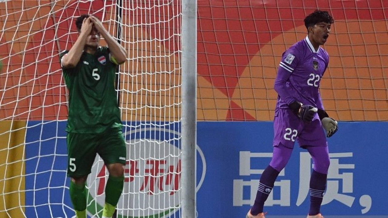 Kiper timnas Indonesia U-20 Daffa Fasya Sumawijaya (kanan) merayakan keberhasilannya menggagalkan peluang pemain Irak, pada pertandingan Grup A Piala Asia U-20 yang dimainkan di Stadion Lokomotiv, Tashkent, Rabu (1/3/2023). (ANTARA FOTO/ SIGID KURNIAWAN)