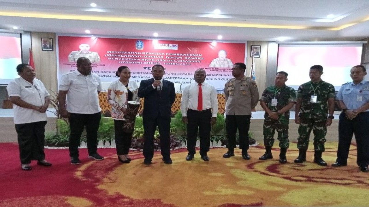 Penjabat Bupati Jayapura menabuh tifa tanda pembukaan Musrenbang RKPD 2024 di Sentani, Kamis (30/3/2023). (ANTARA/Agustina Estevani Janggo)