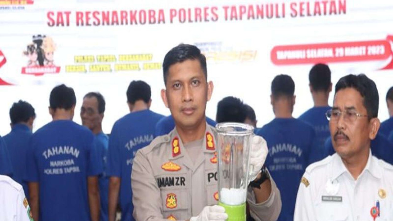 Kapolres Tapsel AKBP  Imam Zamroni memperlihatkan barang nartika yang akan dimusnahkan, di Mapolres Tapsel, Rabu (29/3/2023). ANTARA/HO-Humas Polres Tapsel