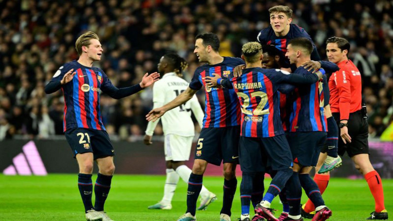 Arsip - Para pemain Barcelona merayakan gol bunuh diri yang dicetak Eder Militao dalam pertandingan leg pertama semifinal Piala Raja di Santiago Bernabeu pada 3 Maret 2023. ANTARA/AFP/JAVIER SORIANO