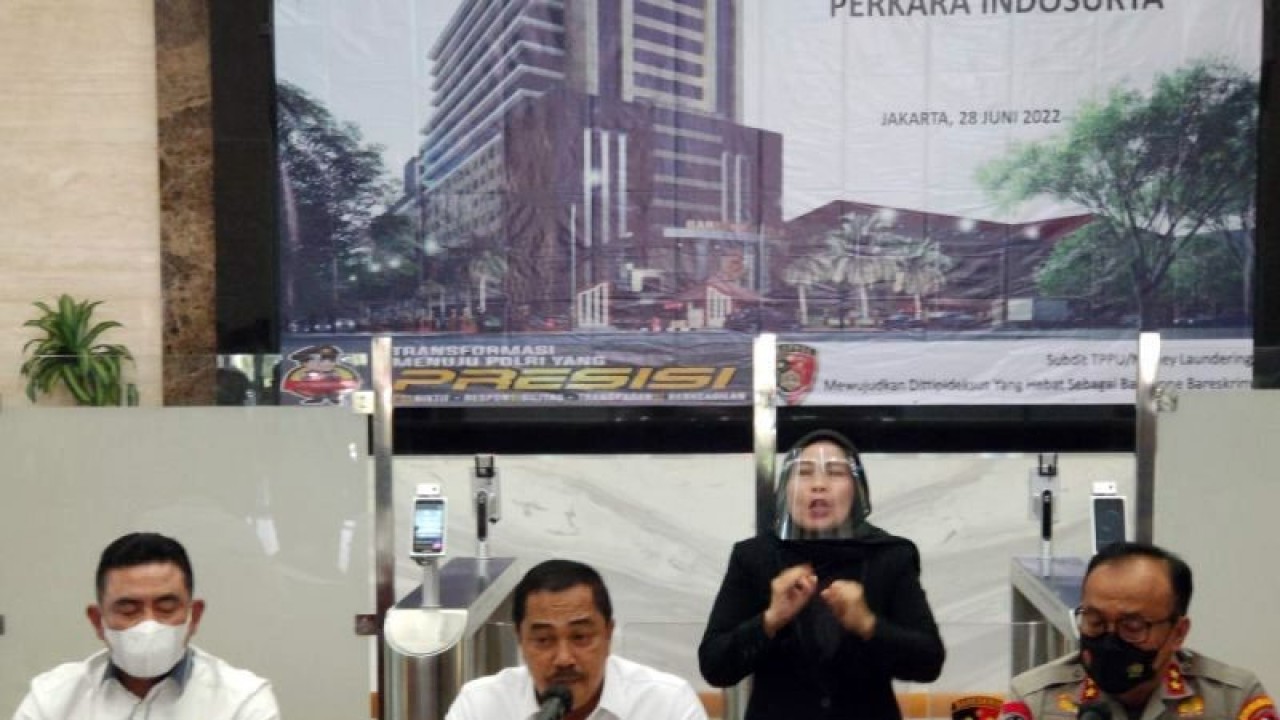 Arsip - Dirtipideksus Bareskrim Polri Brigjen Pol. Whisnus Hermawan (kiri), Kabareskrim Polri Komjen Pol. Agus Andrianto, dan Kadiv Humas Polri Brigjen Pol. Dedi Prasetyo memberikan keterangan pers penanganan kasus KSP Indosurya di Mabes Polri, Jakarta, Selasa (28/6/2022). ANTARA/Laily Rahmawaty/am.