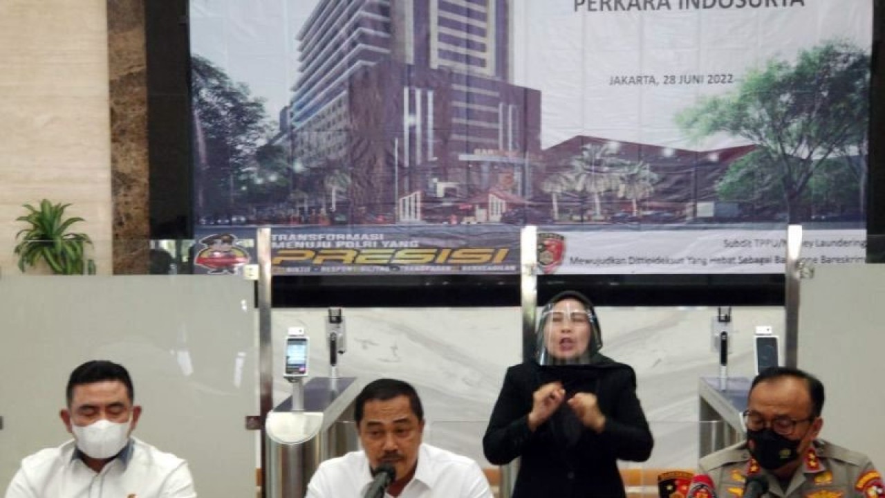Arsip Foto - (Ki-ka) Dirtipideksus Bareskrim Polri Brigjen Pol. Whisnus Hermawan, Kabareskrim Polri Komjen Pol. Agus Andrianto, Kadiv Humas Polri Brigjen Pol. Dedi Prasetyo, memberikan keterangan pers penanganan kasus KSP Indosurya di Mabes Polri, Jakarta, Selasa (28/6/2022). ANTARA/Laily Rahmawaty/am.