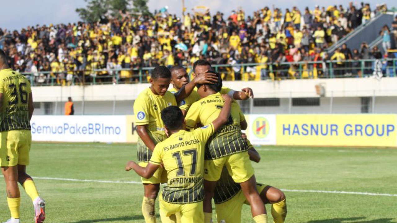 Para pemain Barito Putera saat merayakan kemenangan saat melawan Persebaya Surabaya dengan skor 2-1 di Stadion Demang Lehman Martapura, Kabupaten Banjar, Kalsel, Kamis (9/3/2023). (ANTARA/Bayu Pratama)