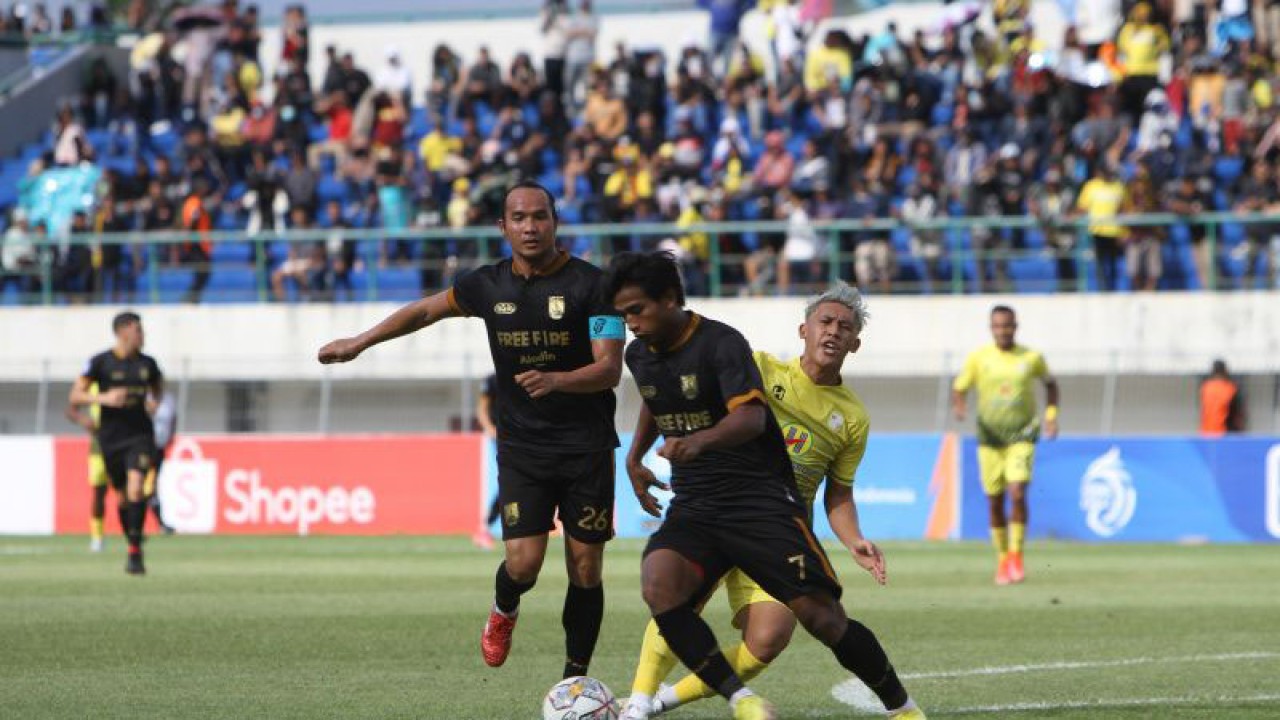 Laga Barito Putera vs Persis Solo di Stadion Demang Lehman Martapura, Kabupaten Banjar, Kalsel, Selasa dengan skor akhir 2-3 dimenangkan Persis Solo. (ANTARA/Bayu Pratama)