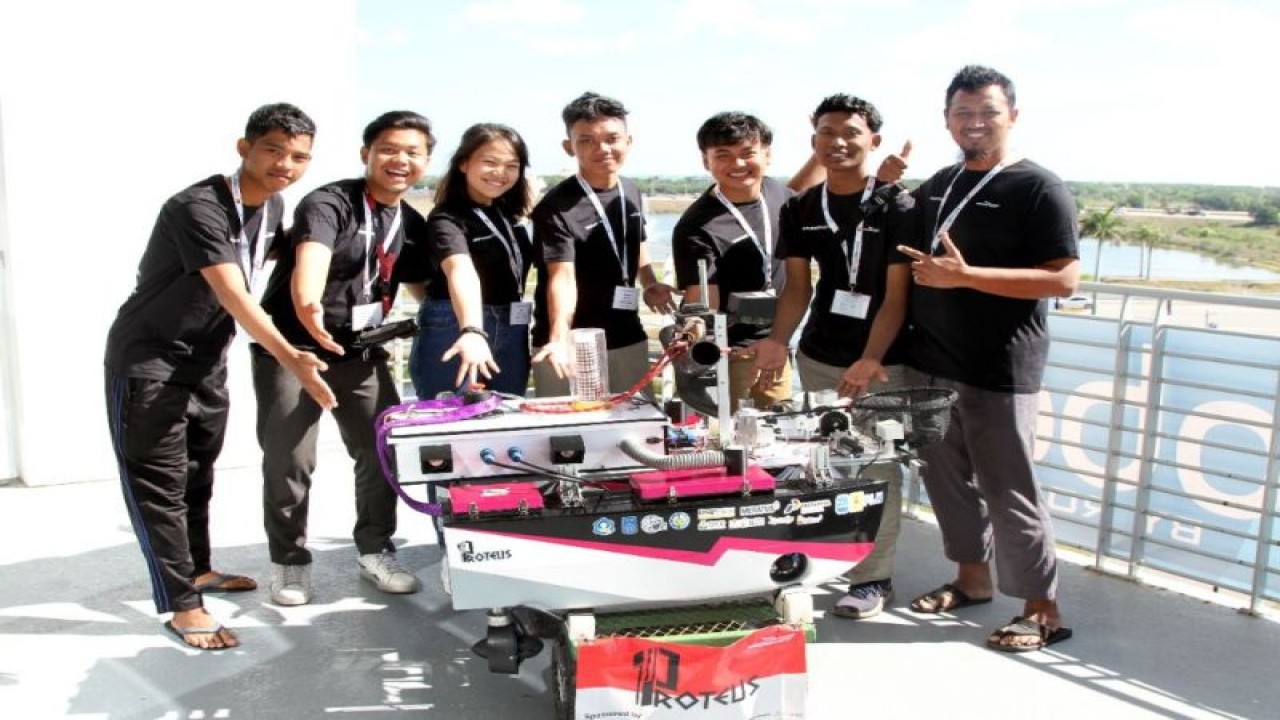 Tim Barunastra ITS bersama kapal terbarunya, Nala Proteus, saat bersiap berlomba pada ajang International Roboboat Competition (IRC) 2023 di Florida, Amerika Serikat. (ANTARA/HO-Humas ITS)