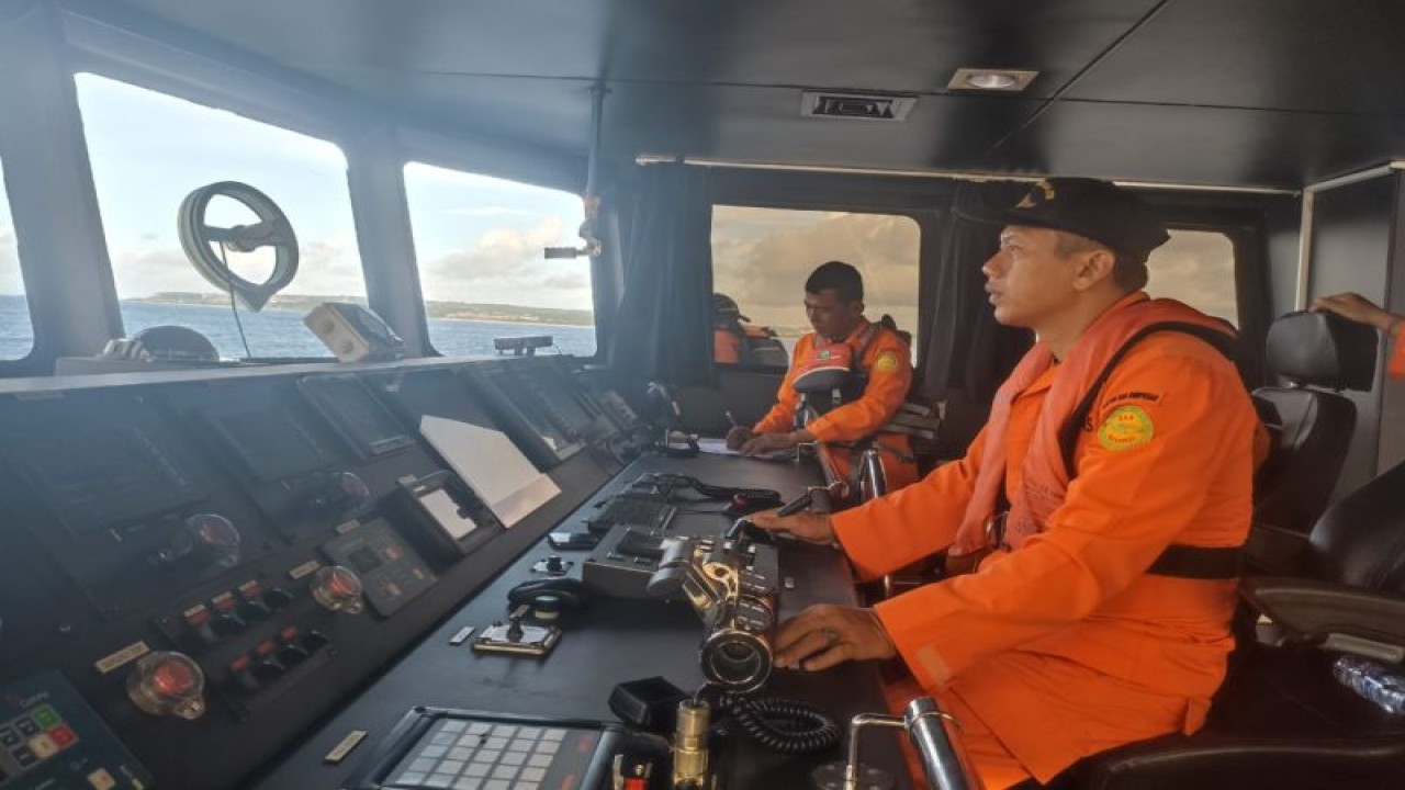Pengemudi kapal Basarnas Bali memantau situasi laut dalam proses pencarian 10 penumpang Kapal Motor Linggar Petak 89 yang tenggelam di Perairan Samudera Hindia pada Selasa (28/2). ANTARA/HO-Humas Basarnas Bali