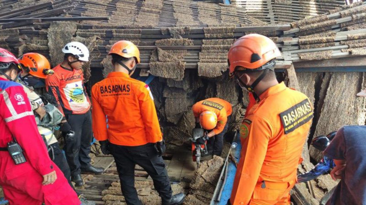 Tim Kantor Pencarian dan Pertolongan (Basarnas) Banjarmasin bersama tim SAR gabungan saat proses evakuasi korban ambruknya pabrik karet PT. Kintap Jaya Wattindo-PKR di Kecamatan Bati-Bati, Kabupaten Tanah Laut, Kalimantan Selatan, Kamis (9/3/2023). (ANTARA/Firman)