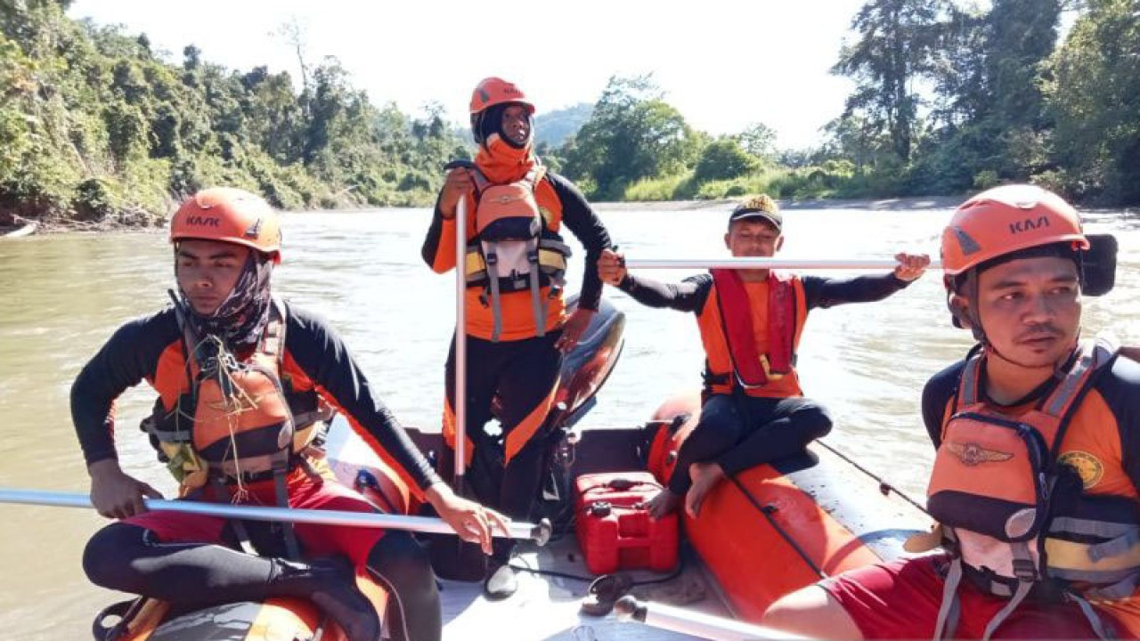 Basarnas Bengkulu saat melakukan proses pencarian dengan menggunakan perahu karet di aliran sungai Ketahun beberapa waktu lalu. ANTARA/Anggi Mayasari