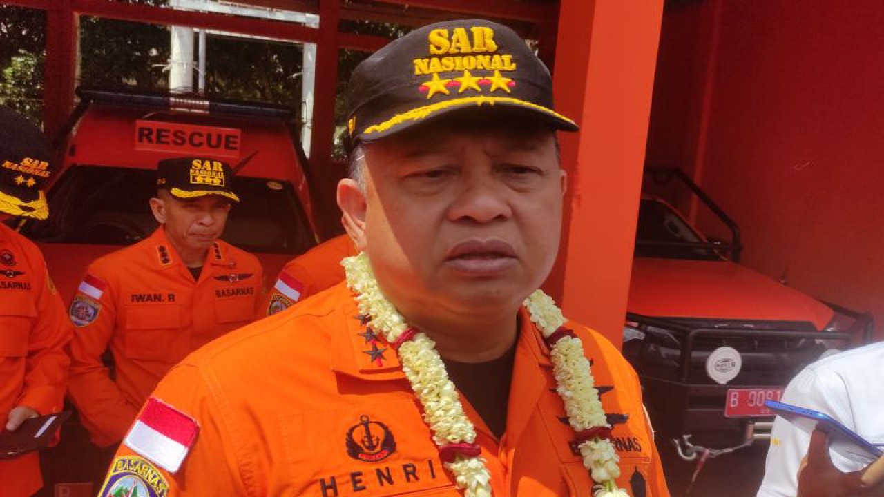 Kepala Badan Nasional Pencarian dan Pertolongan (Basarnas) RI Marsekal Madya TNI Henri Alfiandi menjawab pertanyaan wartawan terkait upaya SAR korban tanah longsor Pulai Serasan, Kabupaten Natuna, Provinsi Kepulauan Riau, disela kunjungan kerja ke Palembang, Sumatera Selatan, Selasa (14/3/2023) (ANTARA/M Riezko Bima Elko P/23)