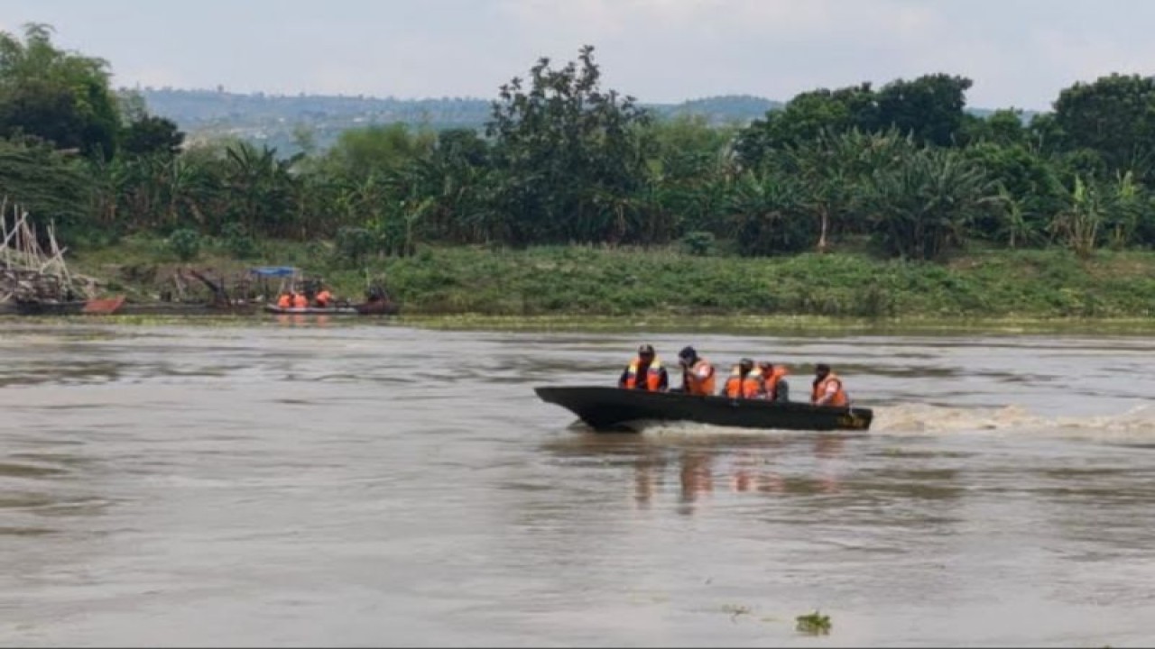 Kapal Basarnas Pekanbaru mencari korban pelajar di Sungai Mandau, Kecamatan Kandis yang tenggelam. (ANTARA/HO-Basarnas Pekanbaru)